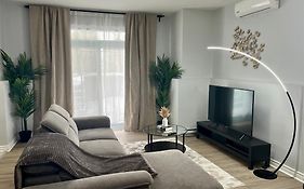 Charming & Cozy Apartment Of 2 Bedrooms With Free Parking